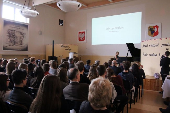 Przejmująca wystawa w I LO (zdjęcia)