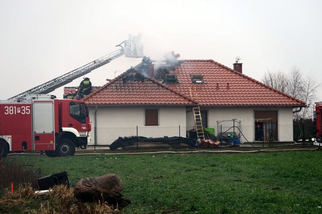 Pożar domu w Henrykowie (wideo i zdjęcia)
