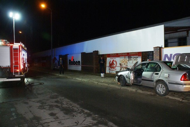 Ogrodzenie składu budowlanego zmiecione w pył (kilka zdjęć)