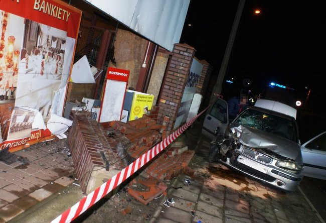 Ogrodzenie składu budowlanego zmiecione w pył (kilka zdjęć)
