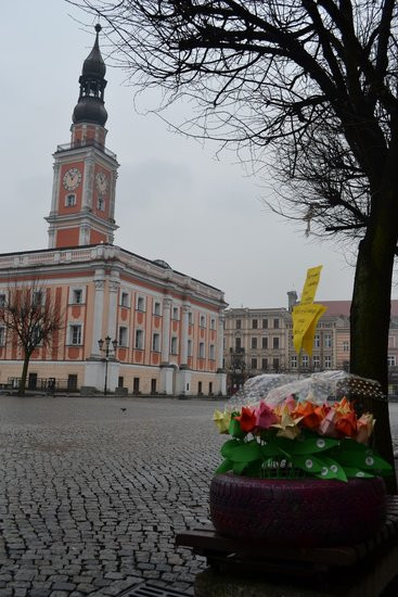 Papierowe kwiatki dla pań od wolontariuszy (zdjęcia)