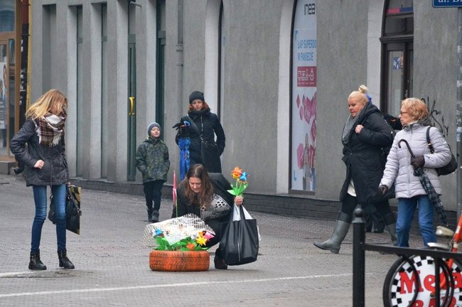 Papierowe kwiatki dla pań od wolontariuszy (zdjęcia)