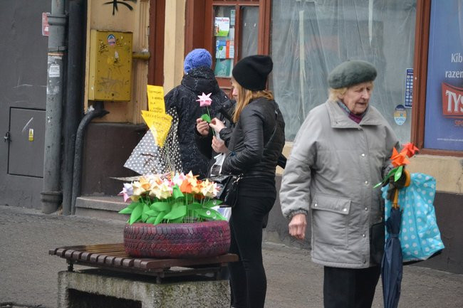 Papierowe kwiatki dla pań od wolontariuszy (zdjęcia)
