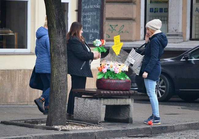 Papierowe kwiatki dla pań od wolontariuszy (zdjęcia)