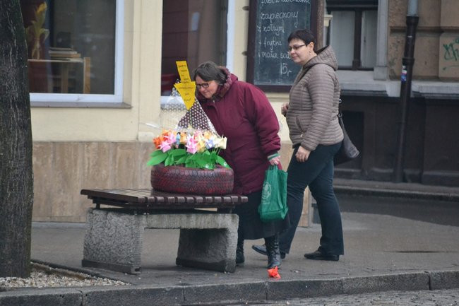 Papierowe kwiatki dla pań od wolontariuszy (zdjęcia)