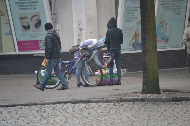 Papierowe kwiatki dla pań od wolontariuszy (zdjęcia)