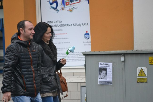 Papierowe kwiatki dla pań od wolontariuszy (zdjęcia)