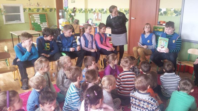 Uczniowie i rodzice czytają dzieciom. Codziennie (zdjęcia)