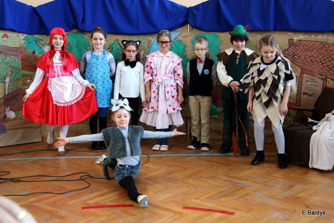 Czerwony Kapturek po angielsku w SP 10 (zdjęcia)