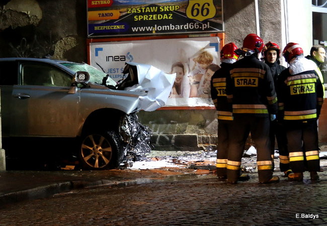 Samochód wjechał w kamienicę, kierowca nie żyje (zdjęcia)