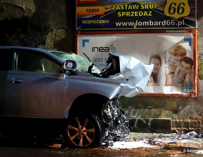 Samochód wjechał w kamienicę, kierowca nie żyje (zdjęcia)
