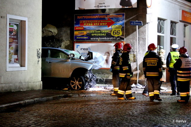 Samochód wjechał w kamienicę, kierowca nie żyje (zdjęcia)