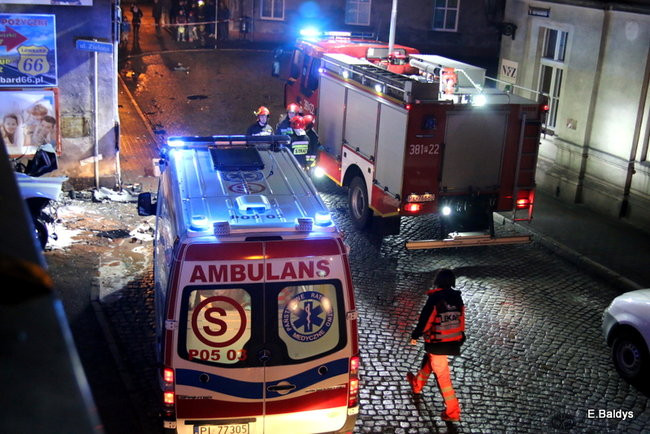 Samochód wjechał w kamienicę, kierowca nie żyje (zdjęcia)