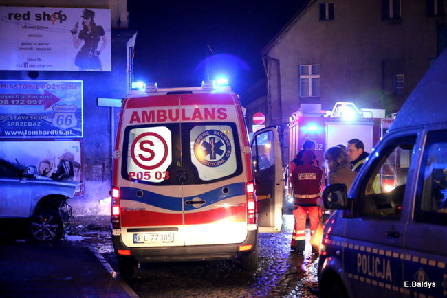 Samochód wjechał w kamienicę, kierowca nie żyje (zdjęcia)