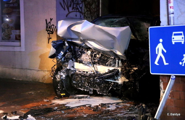 Samochód wjechał w kamienicę, kierowca nie żyje (zdjęcia)