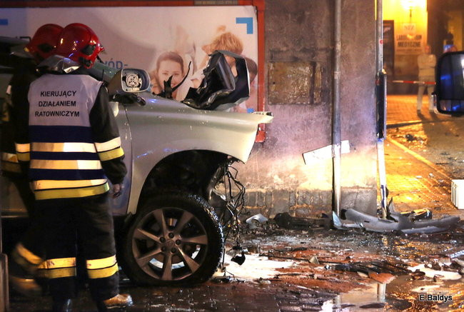 Samochód wjechał w kamienicę, kierowca nie żyje (zdjęcia)