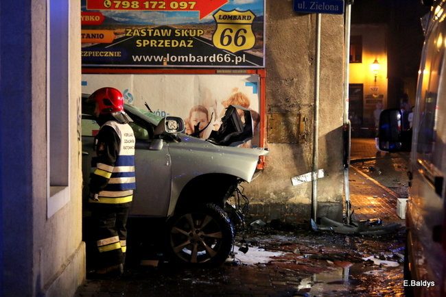 Samochód wjechał w kamienicę, kierowca nie żyje (zdjęcia)