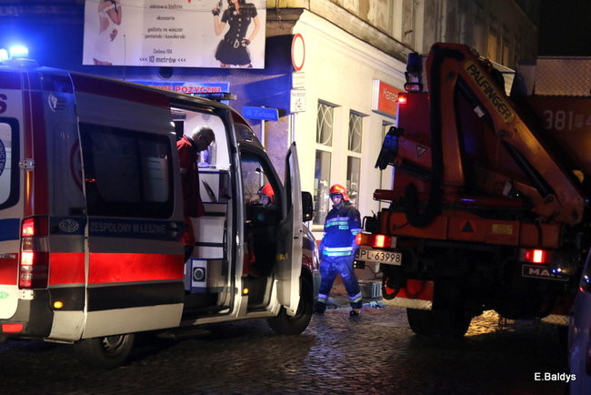 Samochód wjechał w kamienicę, kierowca nie żyje (zdjęcia)