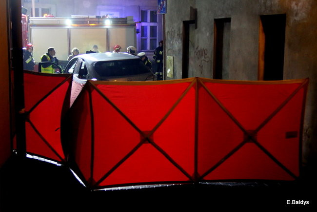 Samochód wjechał w kamienicę, kierowca nie żyje (zdjęcia)