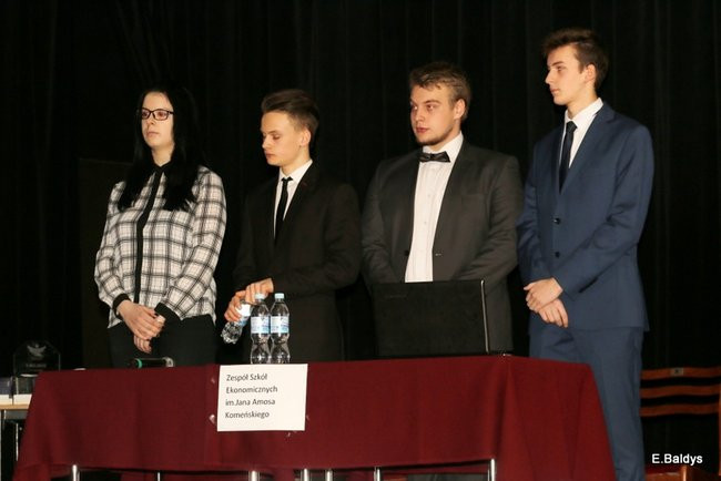 Trzeci z rzędu triumf Ekonomika w debatach (zdjęcia)