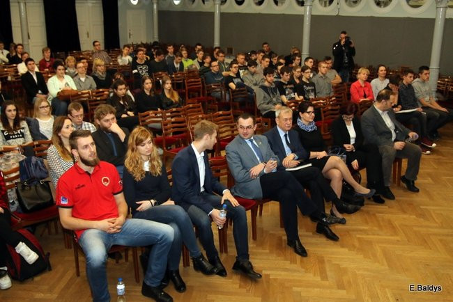 Trzeci z rzędu triumf Ekonomika w debatach (zdjęcia)