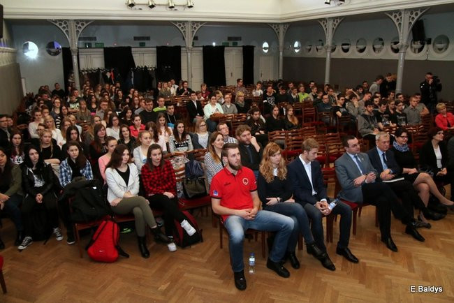 Trzeci z rzędu triumf Ekonomika w debatach (zdjęcia)