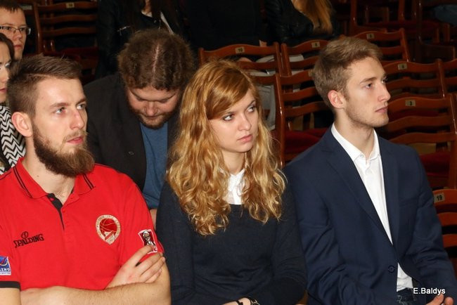 Trzeci z rzędu triumf Ekonomika w debatach (zdjęcia)