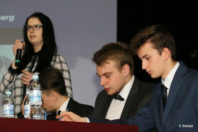 Trzeci z rzędu triumf Ekonomika w debatach (zdjęcia)