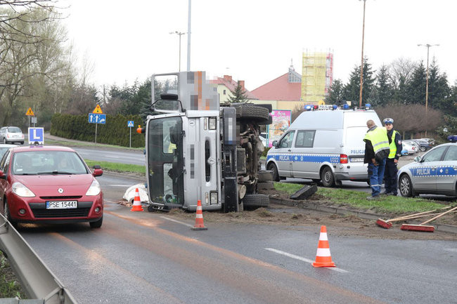 Przewróciła się ciężarówka przewożąca geowłókninę (zdjęcia)