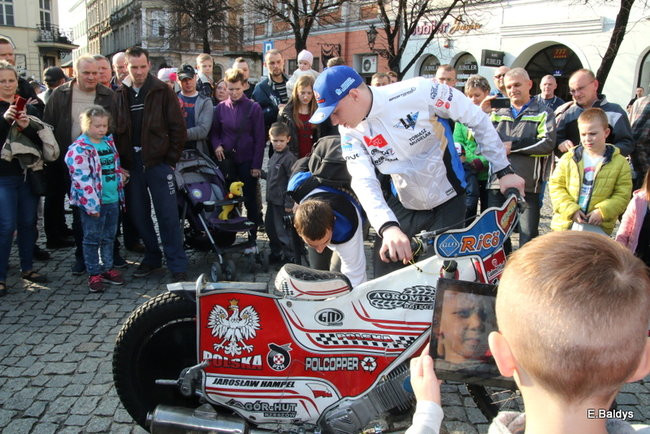 Żużlowcy z kibicami. Na Rynku i w Galerii Leszno (zdjęcia)