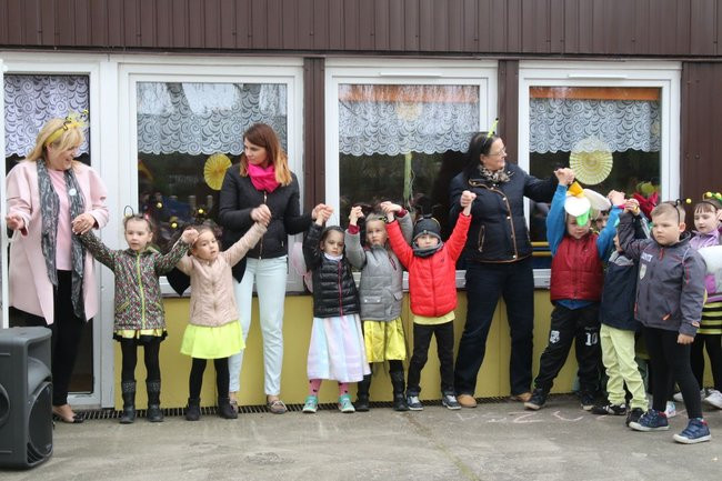 A w przedszkolu roje pszczół (dużo zdjęć)