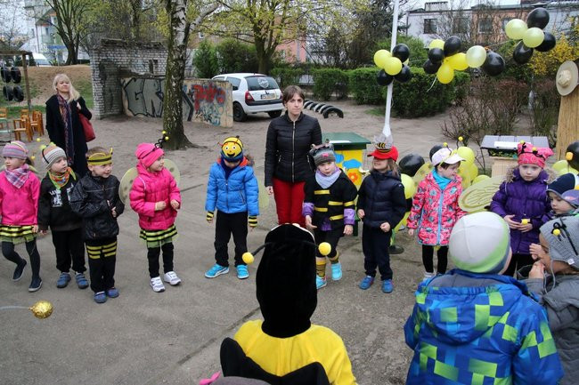 A w przedszkolu roje pszczół (dużo zdjęć)