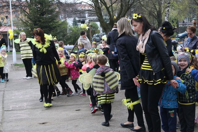 A w przedszkolu roje pszczół (dużo zdjęć)