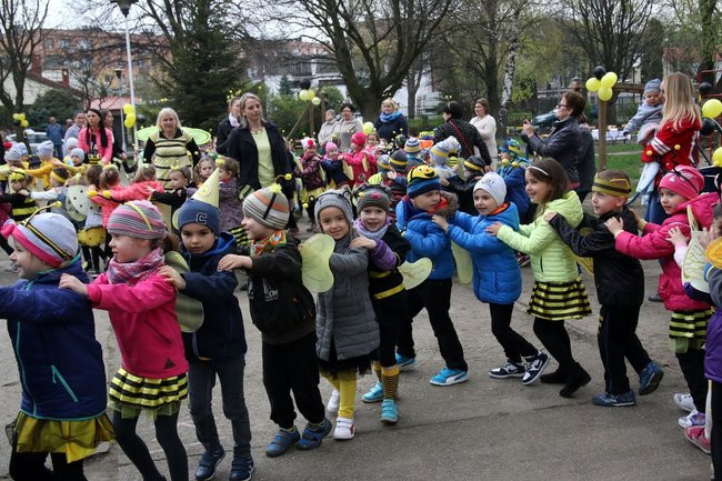 A w przedszkolu roje pszczół (dużo zdjęć)