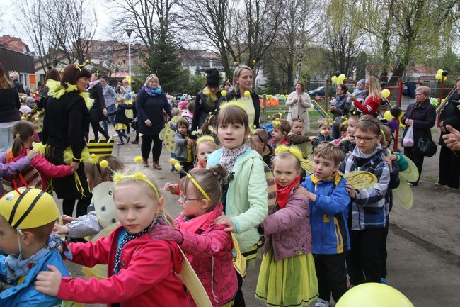 A w przedszkolu roje pszczół (dużo zdjęć)
