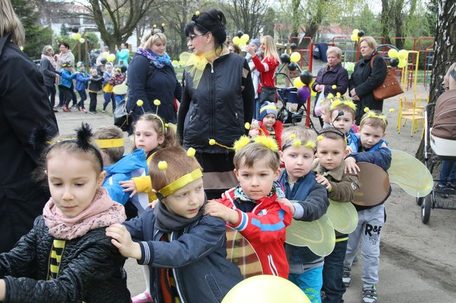 A w przedszkolu roje pszczół (dużo zdjęć)