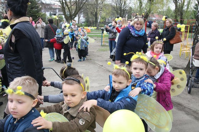 A w przedszkolu roje pszczół (dużo zdjęć)