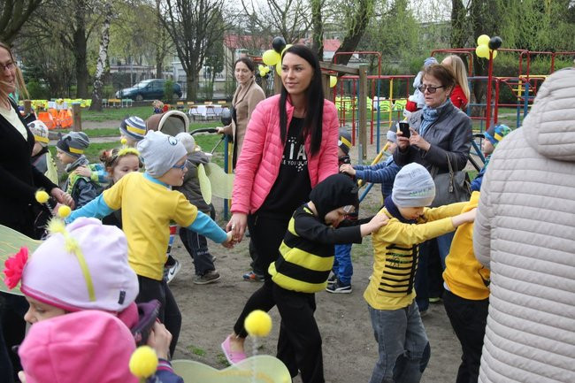 A w przedszkolu roje pszczół (dużo zdjęć)