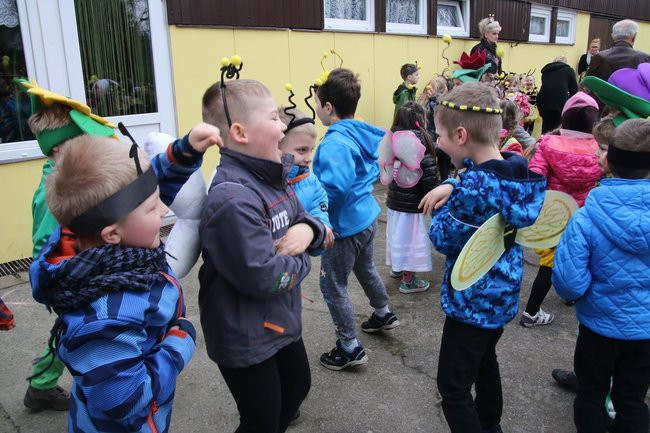 A w przedszkolu roje pszczół (dużo zdjęć)