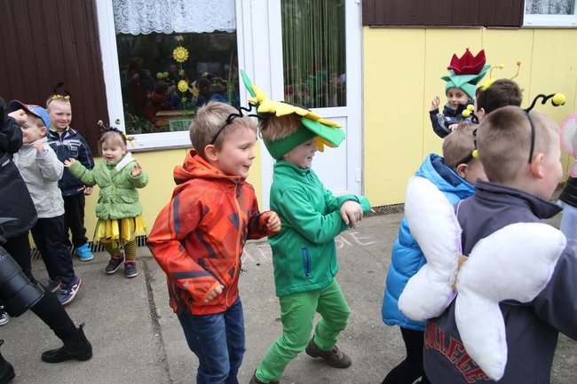A w przedszkolu roje pszczół (dużo zdjęć)