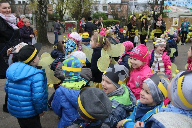 A w przedszkolu roje pszczół (dużo zdjęć)