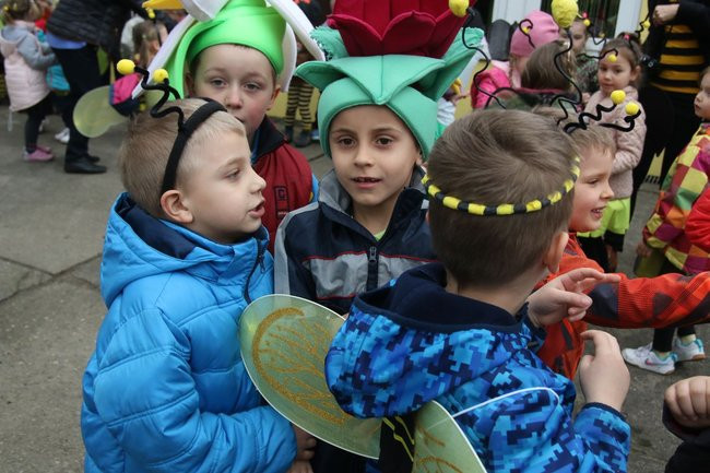 A w przedszkolu roje pszczół (dużo zdjęć)