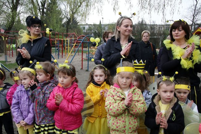 A w przedszkolu roje pszczół (dużo zdjęć)