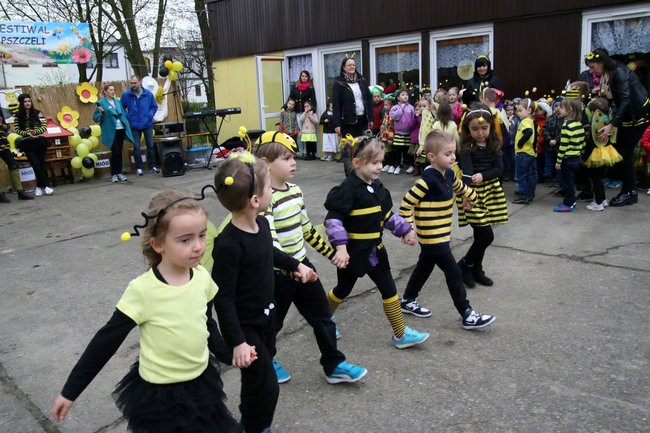 A w przedszkolu roje pszczół (dużo zdjęć)