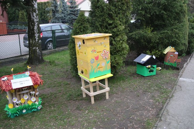 A w przedszkolu roje pszczół (dużo zdjęć)