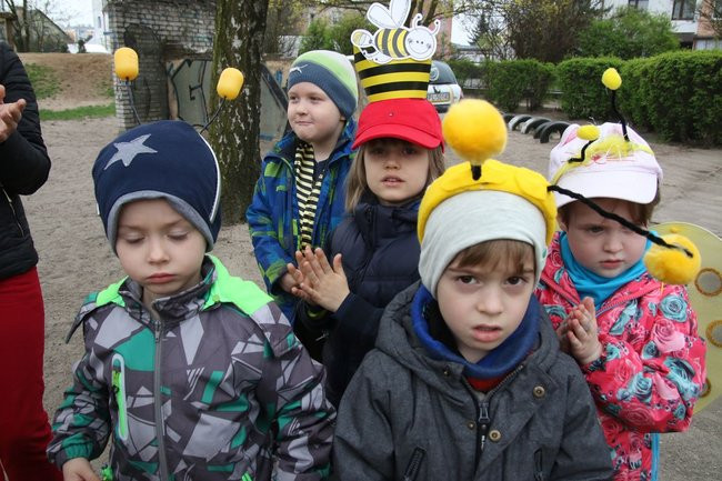 A w przedszkolu roje pszczół (dużo zdjęć)