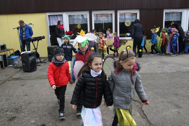 A w przedszkolu roje pszczół (dużo zdjęć)