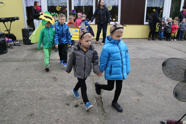A w przedszkolu roje pszczół (dużo zdjęć)
