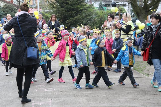 A w przedszkolu roje pszczół (dużo zdjęć)