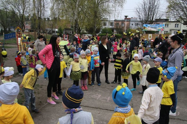 A w przedszkolu roje pszczół (dużo zdjęć)